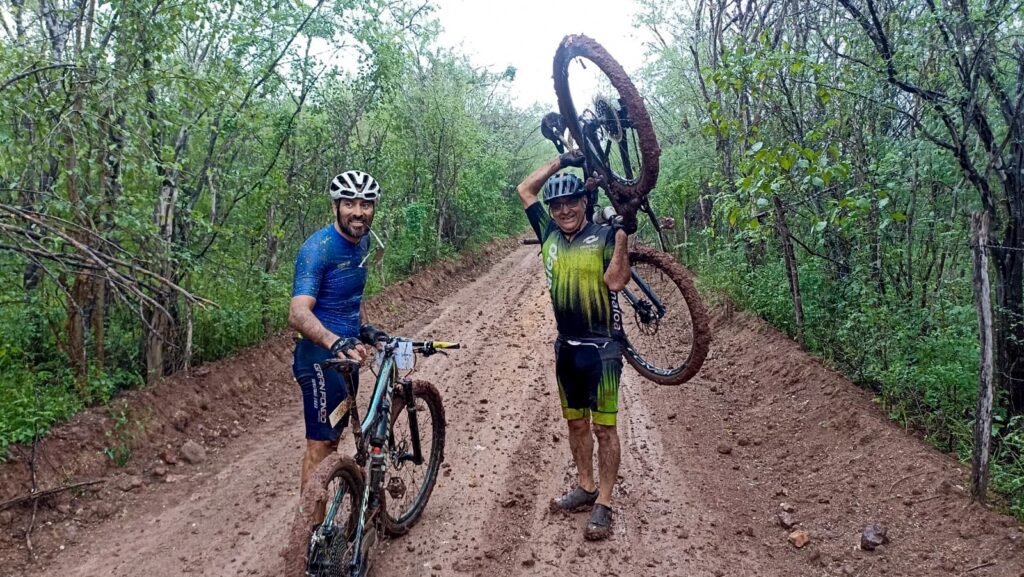 <em>EQUIPO CONALEP SE LLEVA 9 MEDALLAS EN CARRERA DE CICLISMO</em>