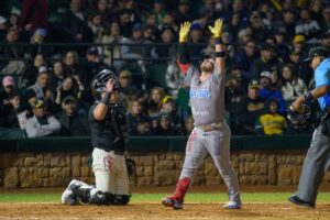 Esteban Quiroz celebra HR