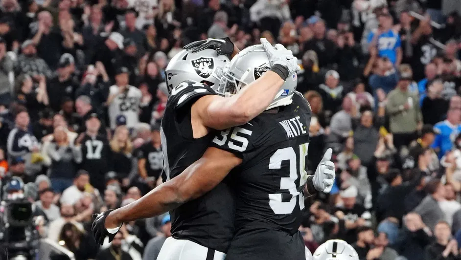 Los Raiders le pasaron por encima a los Chargers con un marcador de 63-21