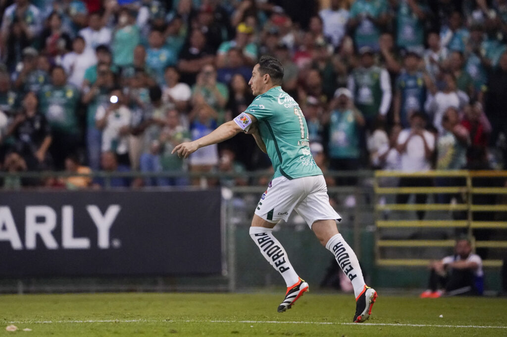 Andrés Guardado debuta con León