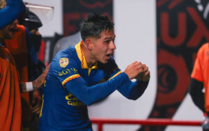 Salvador Reyes festeja gol