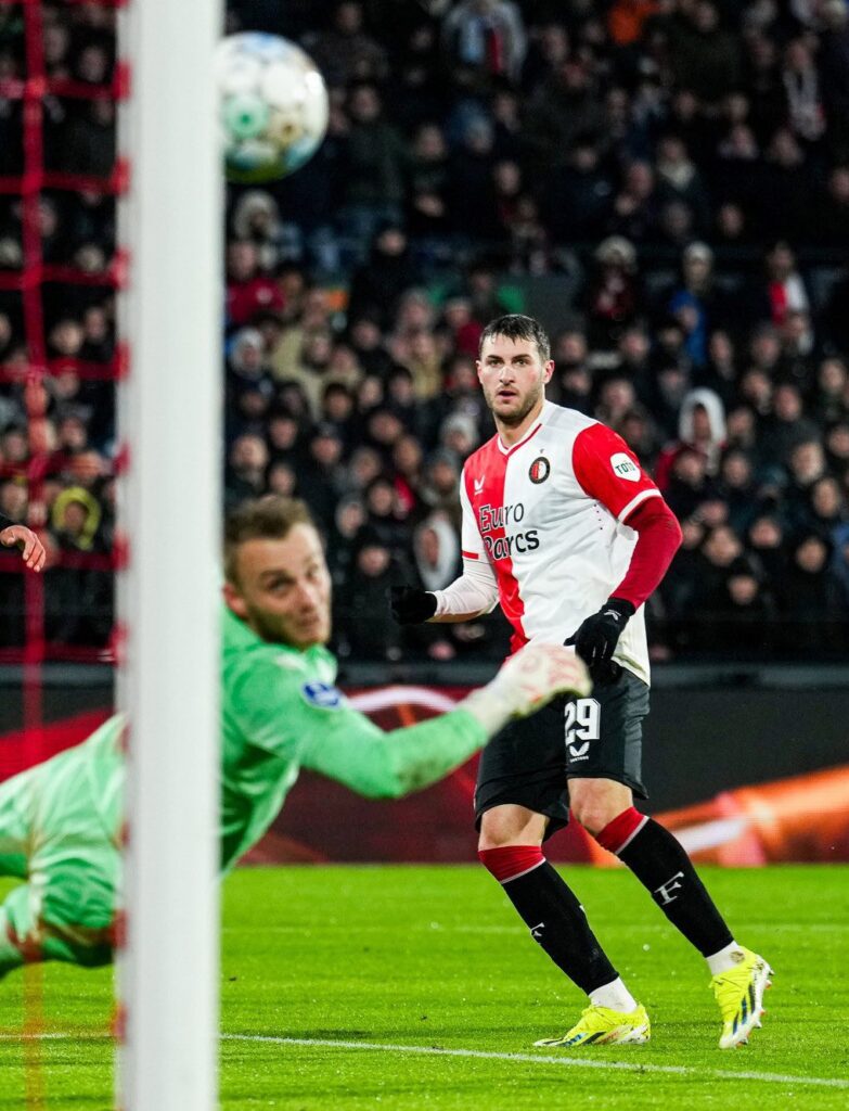 Santiago Giménez gol