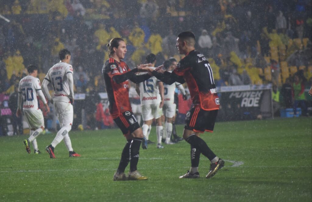 Sebastián Cordova festeja gol con Tigres