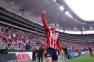 Pollo Briseño festejo gol de Chivas