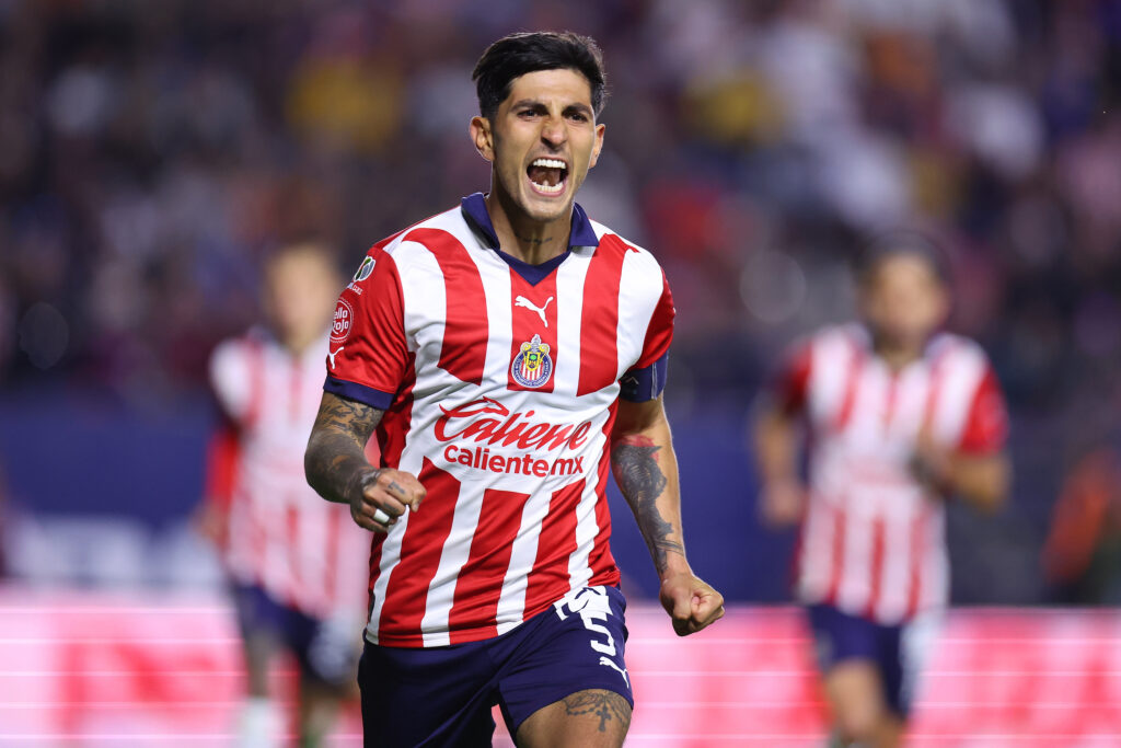 Víctor Guzmán festeja gol con Chivas