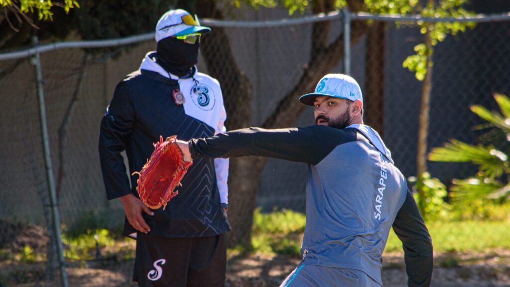 Mario Meza pitcher Saltillo