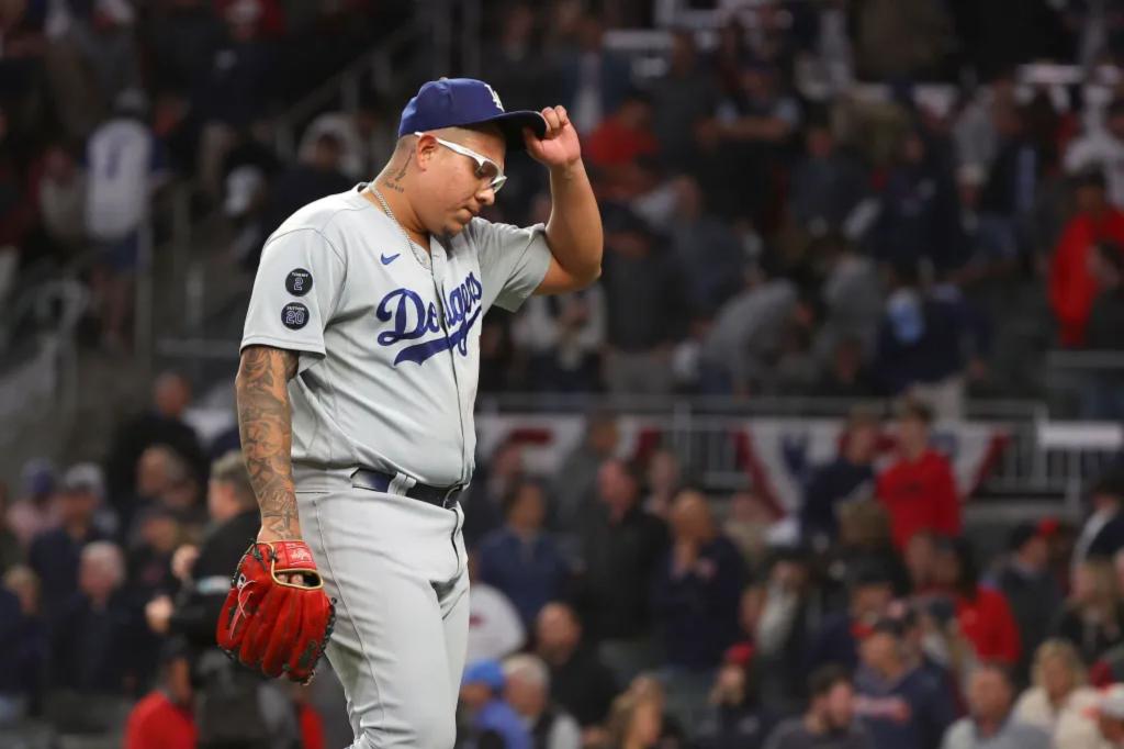 Julio Urías acusado de 5 cargos menores