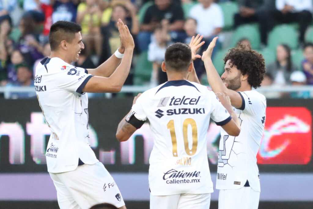 Pumas derrota 4-0 a Necaxa