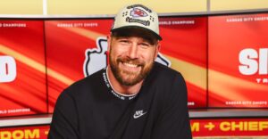 TRAVIS KELCE RENUEVA CON CHIEFS