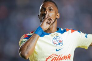 Julián Quiñones festeja gol ante Cruz Azul