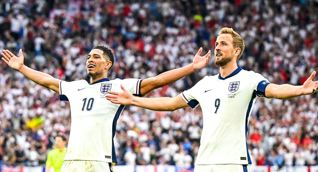 Jude Bellingham y Harry Kane festejan el pase a cuartos de final en la Euro