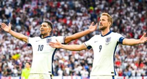 Jude Bellingham y Harry Kane festejan el pase a cuartos de final en la Euro