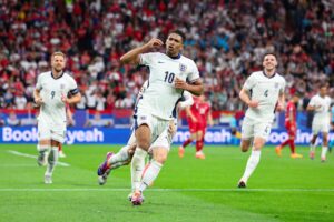 Jude Bellingham festeja gol con Inglaterra
