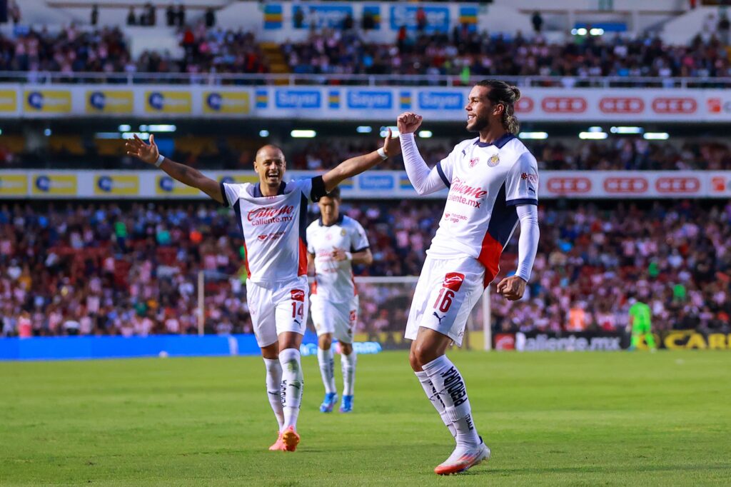 Cade Cowell festeja gol con Chivas