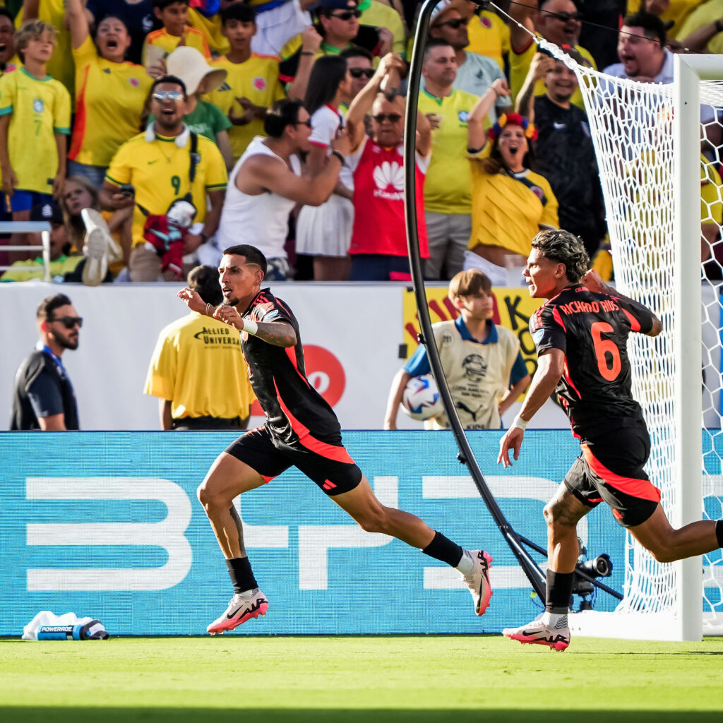 Daniel Muñoz festeja gol de Colombia
