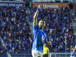 Giorgios Giakoumaki festeja gol con Cruz Azul