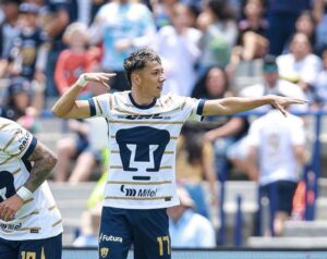 Jorge Ruvalcaba Festeja su segundo gol del juego