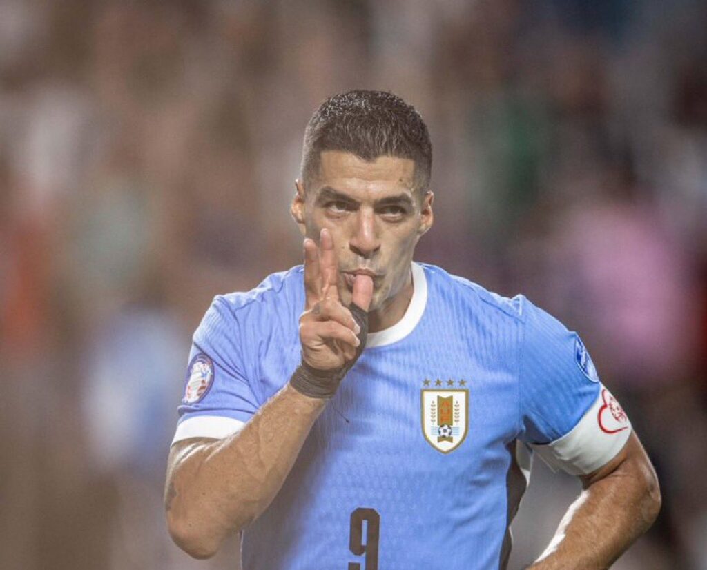 Luis Suárez festeja su gol con la celeste