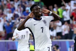 Saka festeja gol de Inglaterra