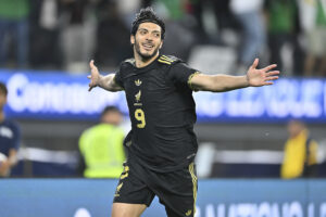 Raúl Jimenez anota dos goles con la selección mexicana en Nations League.