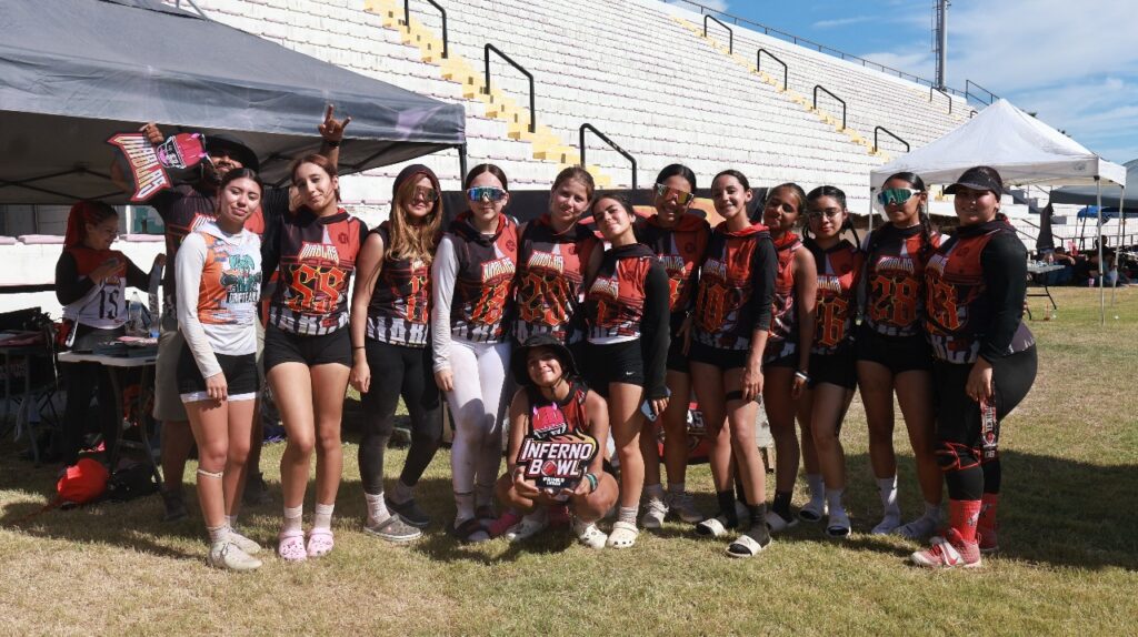Las Diablas de casa derrota a Vaqueras de Ciudad Obregón para coronarse en el Torneo de Futbol Flag Inferno Bowl 2025, que se celebró el fin de semana con el respaldo del alcalde Antonio Menéndez.