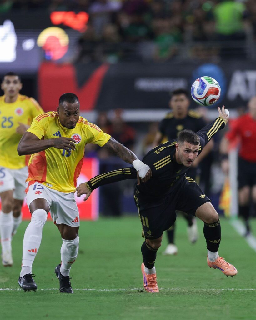 ¡Colombia exhibe a México!