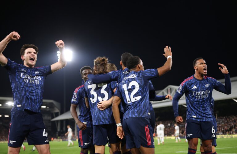 Arsenal se impone en el Derby de Londres y asume el liderato de la Premier League