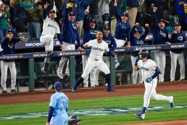Gran slam de Eugenio Suárez impulsa a los Marineros hacia la ventaja en la Serie de Campeonato