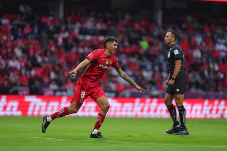 Toluca golea 4-0 a los Gallos Blancos