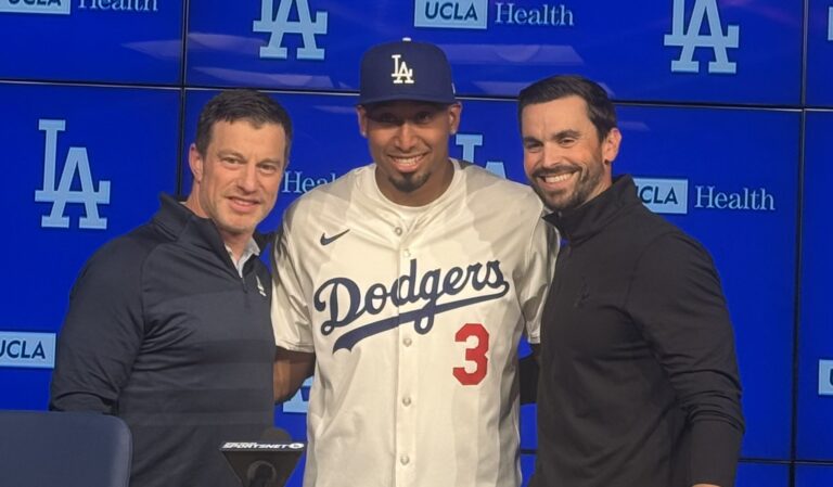Edwin Díaz es presentado con los Dodgers