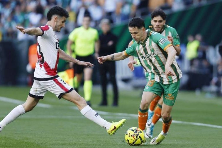 Betis y Rayo Vallecano empatan a uno, Fidalgo fue titular