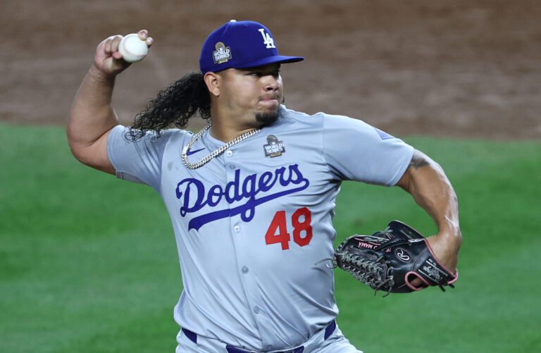 Los Angeles Dodgers no contará con Brusdar Graterol para el Opening Day