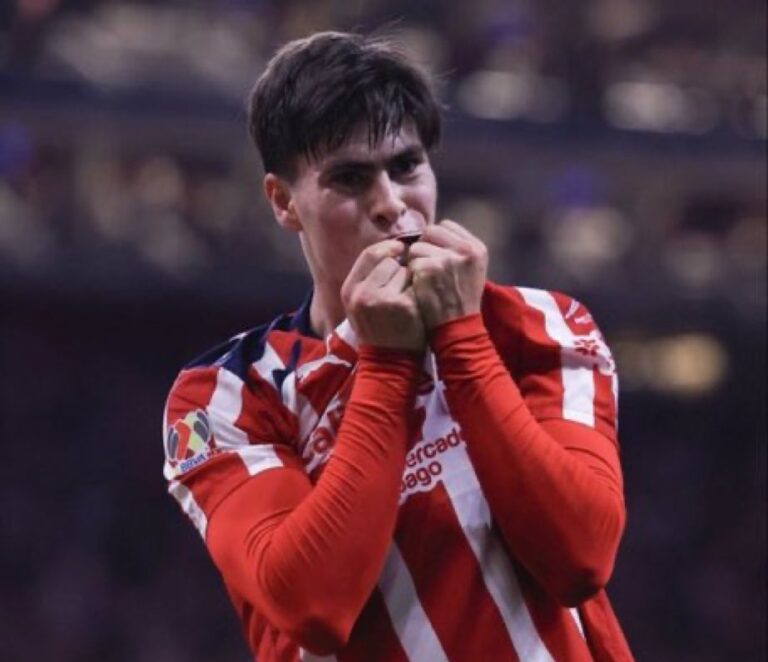 Armando González frena su salida a Europa y apuesta por consolidarse en Chivas