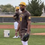 Padres firman al utility dominicano Miguel Andújar por una temporada