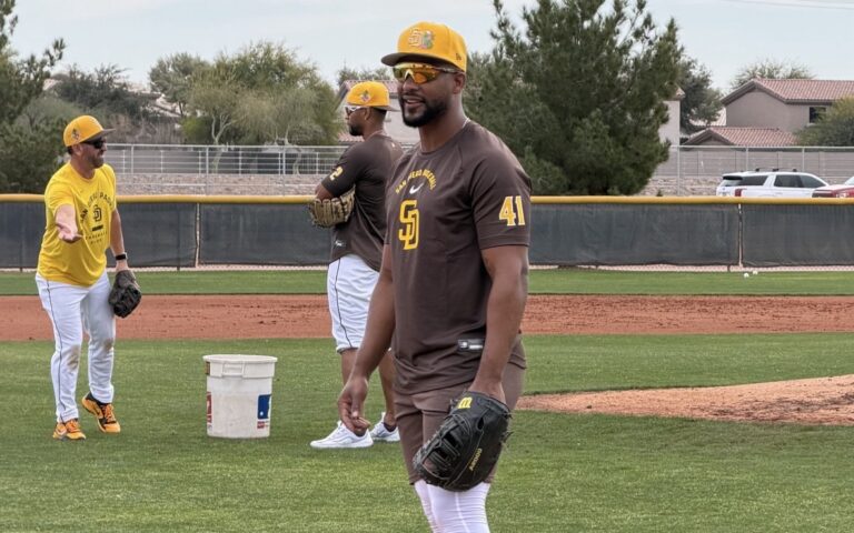 Padres firman al utility dominicano Miguel Andújar por una temporada