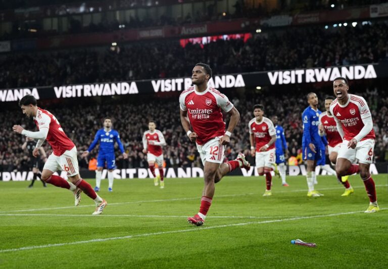 Arsenal se queda con el clásico y afianza el liderato ante Chelsea