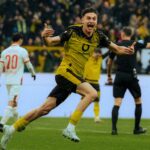 Dortmund vence al Augsburg y se mantiene en la pelea por la cima de la Bundesliga