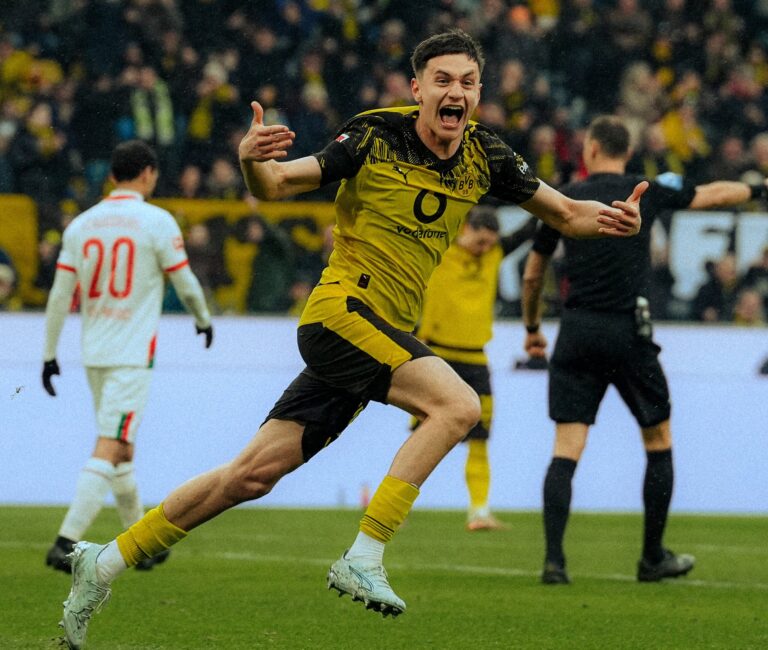 Dortmund vence al Augsburg y se mantiene en la pelea por la cima de la Bundesliga