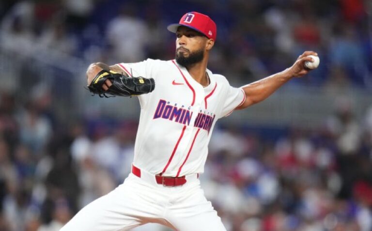 Cristopher Sánchez firma extención de contrato con Phillis