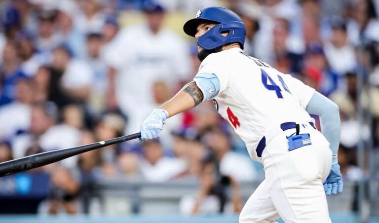 Dodgers inicia la defensa de su corona con triunfo