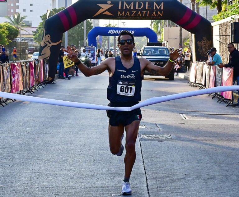 Gana Juan Luis Barrios el 21K Medio Maratón Mazatlán