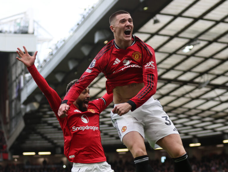 Manchester United vence al Aston Villa y se afianza en la pelea por los puestos europeos