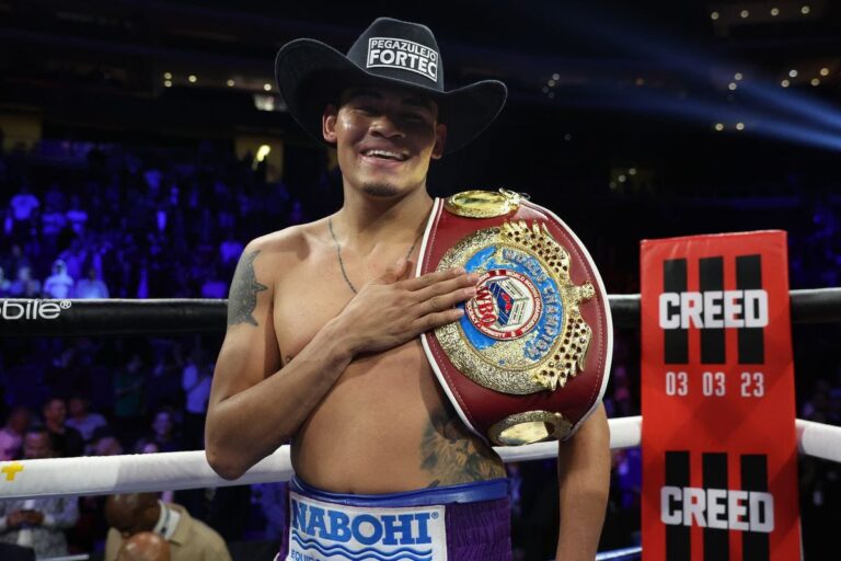 Navarrete unifica los títulos superpluma tras imponerse a Núñez por nocaut técnico