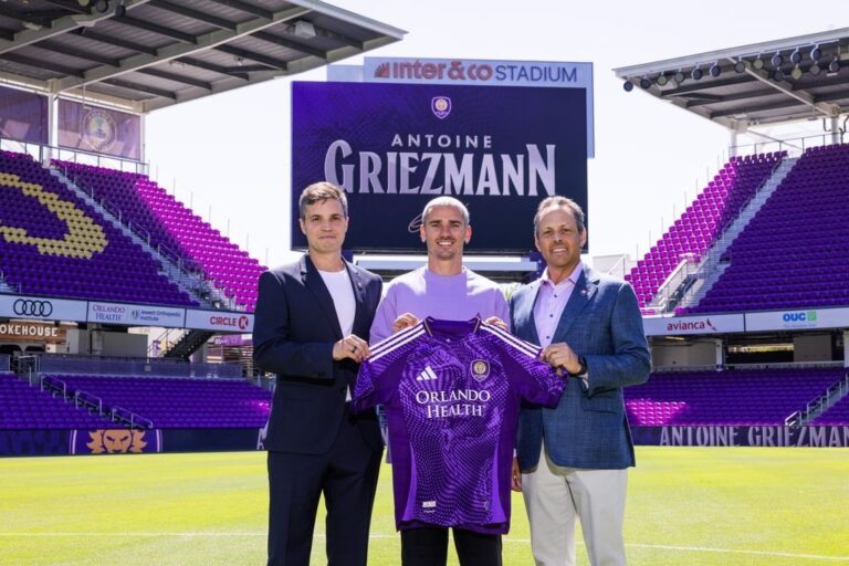 Antoine Griezmann firma con el Orlando City
