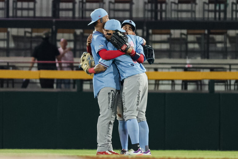 Weisenburger coquetea con la historia y El Águila blanquea a Leones