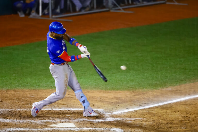 Charros desata su poder ofensivo y somete a Rieleros con noche explosiva de Walsh