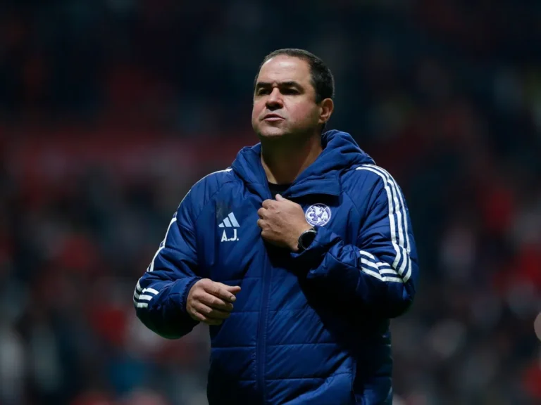 Jardine se aferra al cargo tras otro tropiezo internacional