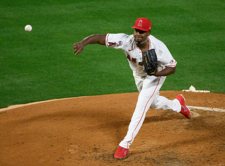 Angels arrollan a Padres con ofensiva encendida y pitcheo dominante