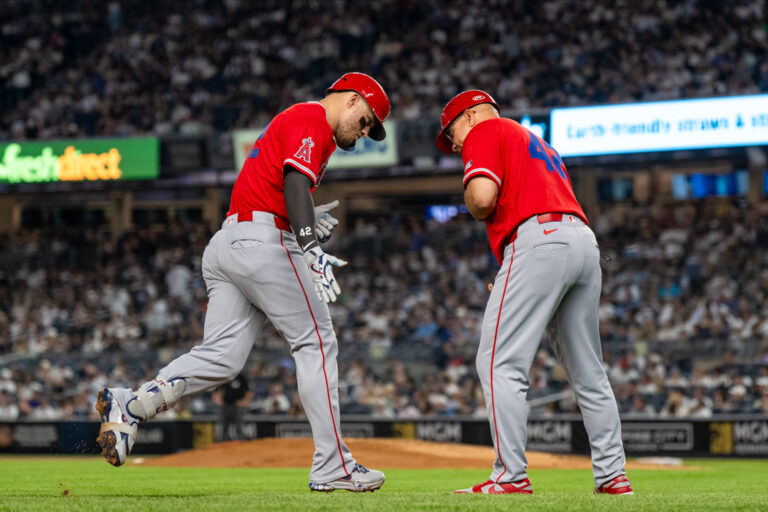 Angels explotan a la ofensiva y doblegan a Yankees en Nueva York