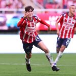 Chivas rescata empate ante Pumas con doblete de “La Hormiga”